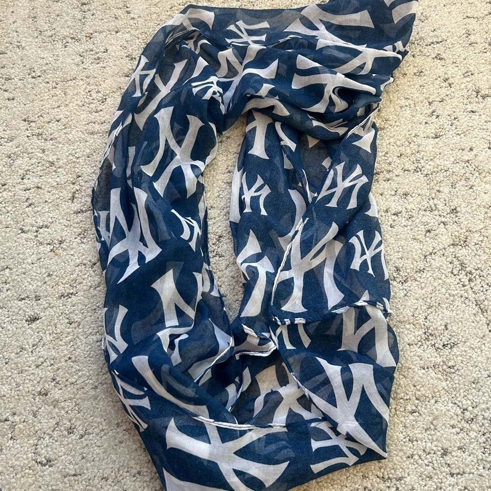 Yankees “Forever MLB” infinity scarf perfect condition- poly- but cotton feel - Picture 13 of 13
